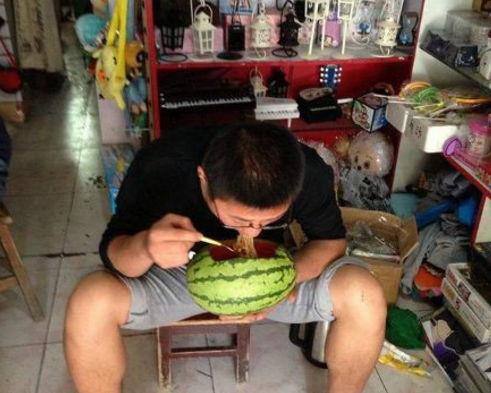 兜儿gif吃大瓜,解锁夏日清凉新姿势